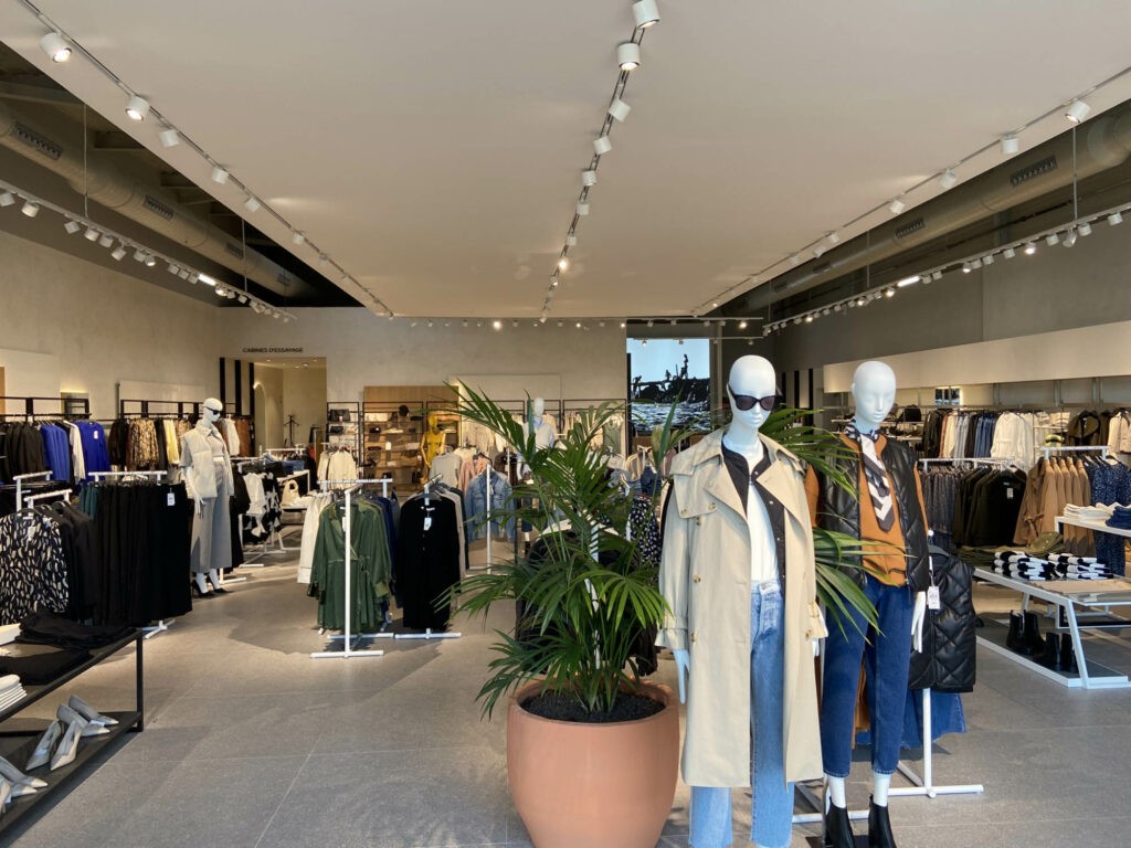 Rénovation magasins de prêt à porter Mango Bruay La Buissière l Graine d_espace Agencement magasin de prêt à porter Mango Bruay La Buissière l Graine d_espace